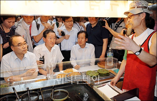 [사진]상인들의 이야기 듣는 박재완-허창수-홍준표