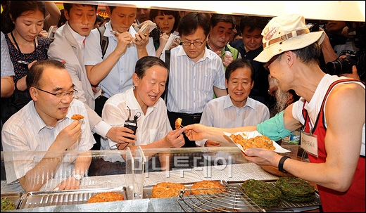 [사진]부침전 사먹는 박재완-허창수-홍준표