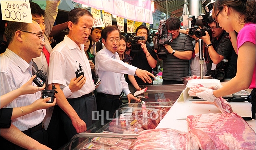 [사진]홍준표 '고기가 맛있어 보이네요'