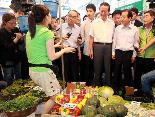 [사진]채소가게 찾은 박재완-허창수-홍준표