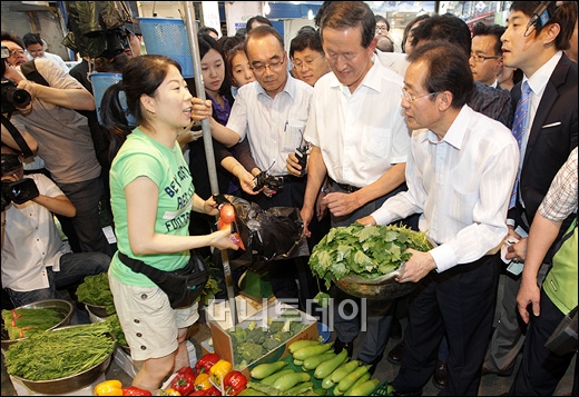 [사진]재래시장 방문한 박재완-허창수-홍준표
