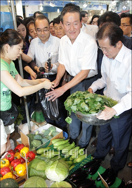 [사진]허창수 회장 '채소 사가요'