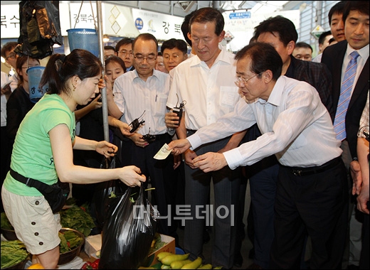 [사진]홍준표 '너무 많이 담으셨어요'