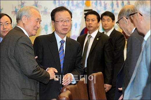 [사진]구국원로회의장단 접견하는 박희태 의장