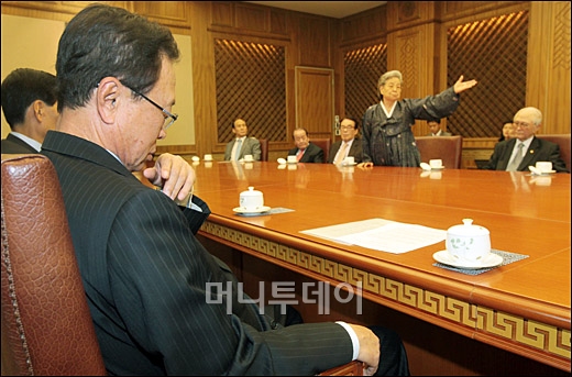 [사진]구국원로회 예방, 심각한 표정의 박희태 의장 