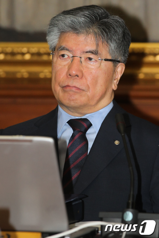 [사진]생각에 잠긴 김중수 총재