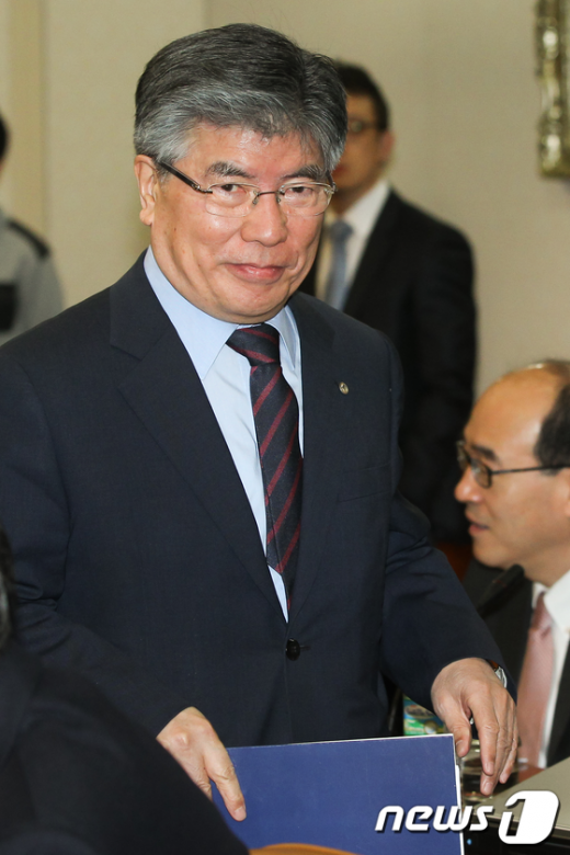 [사진]12월 금통위 참석하는 김중수 한은총재