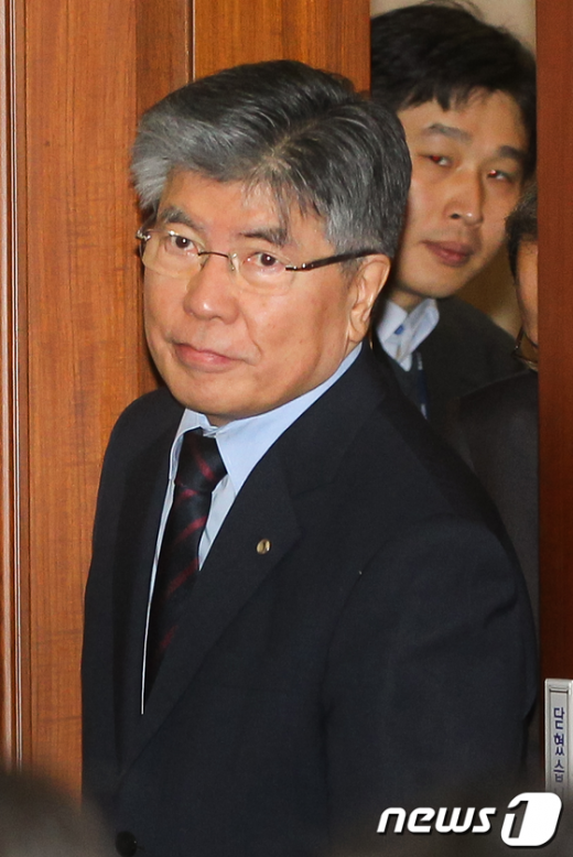 [사진]금통위 들어서는 김중수 총재