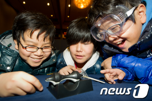 [사진]'신기한 자기부상의 원리'