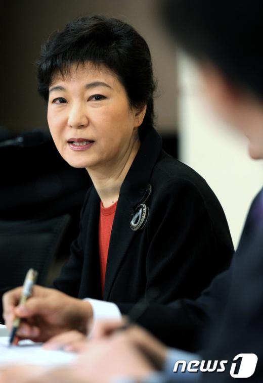 [사진]질문에 답하는 박근혜 위원장