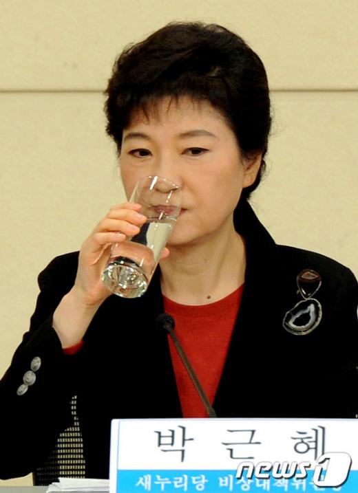 [사진]물 마시는 박근혜 위원장