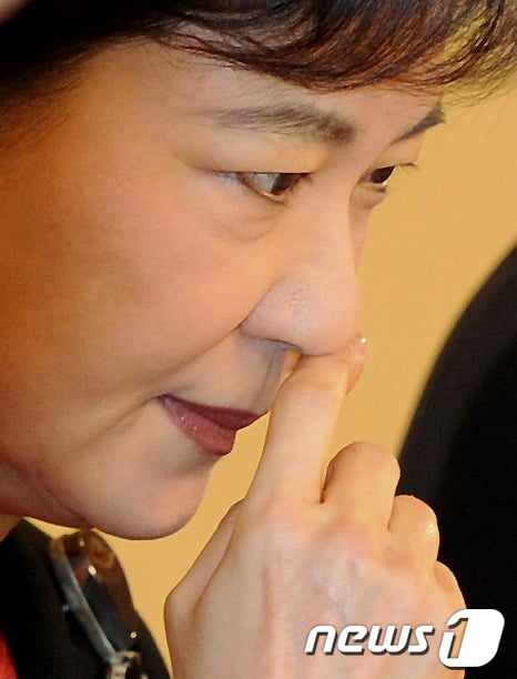 [사진]생각에 잠긴 박근혜 위원장