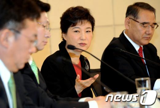 [사진]박근혜 위원장 "공천심사 기준에 친이·친박 개념 없다"