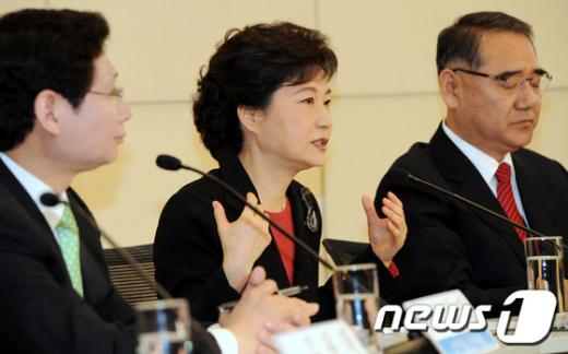 [사진]박근혜 위원장 "어깨가 무겁다"