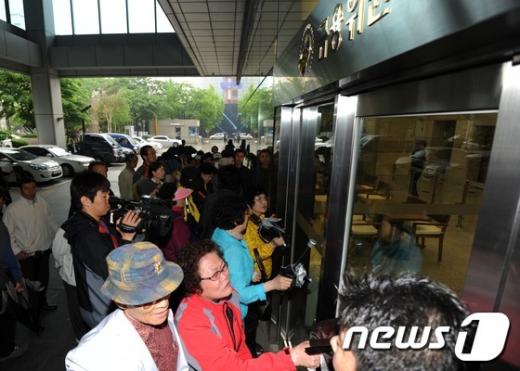 [사진]금융위원장과의 면담 요구하는 저축은행 피해자들