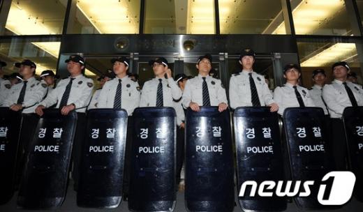 [사진]금감원 입구 통제하는 경찰