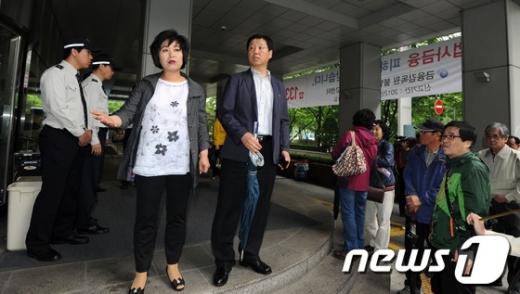 [사진]금융위원장과의 면담 요구하는 저축은행 피해자들