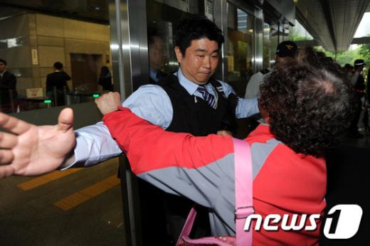 [사진]'제발 들어가게 해줘요'