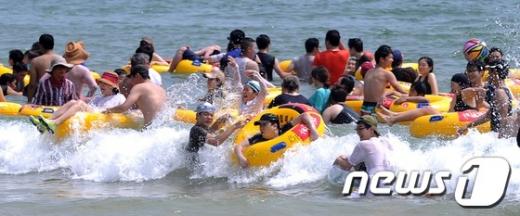 [사진]막바지 피서 즐기는 피서객들
