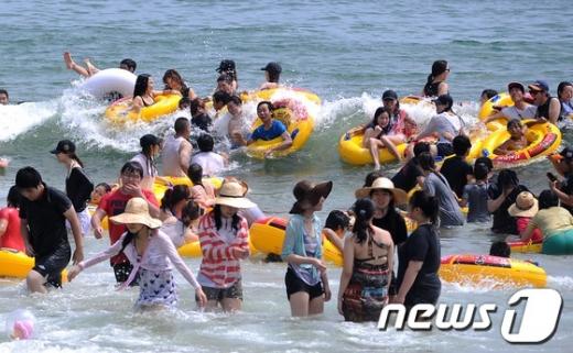 [사진]막바지 피서 즐기는 피서객들