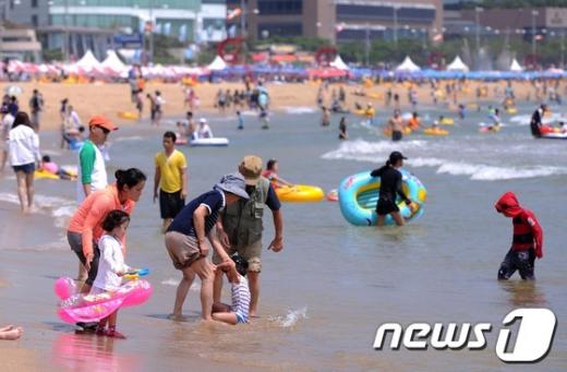 [사진]해운대해수욕장 찾은 피서객들