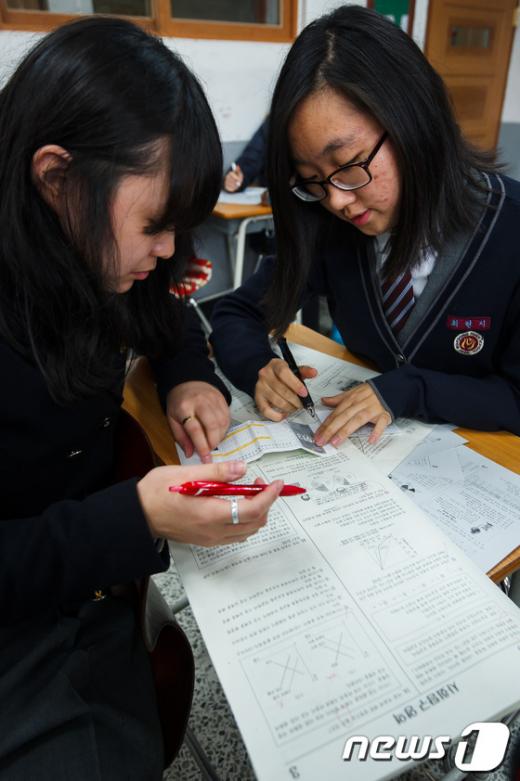 [사진]수능 마친 고3, '긴장되는 가채점'