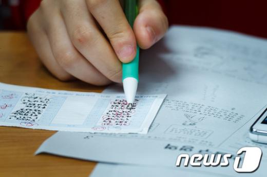 [사진]'수능 가채점, 확인 또 확인'