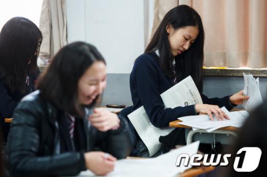 [사진]'수능 가채점 시작한 고3 수험생들'