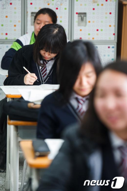 [사진]'신중한 수능 가채점'