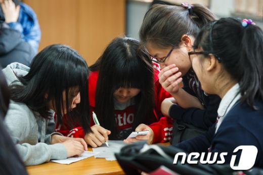 [사진]'수능 가채점도 스마트폰으로'