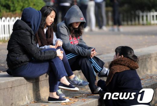 [사진]가채점 결과 대화 나누는 수험생들