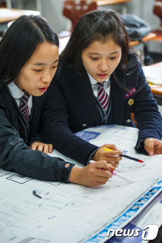 [사진]가채점 마친 수험생들, '이제는 배치참고표 정복'