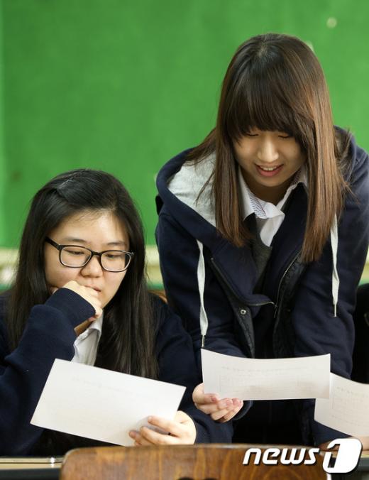 [사진]가채점표 바라보는 고3수험생들
