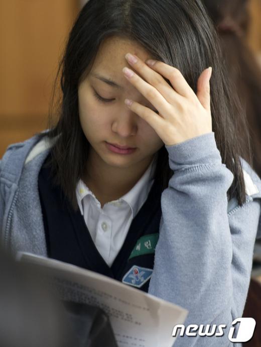 [사진]가채점표 바라보는 고3수험생