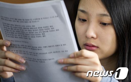 [사진]가채점표 바라보는 고3수험생