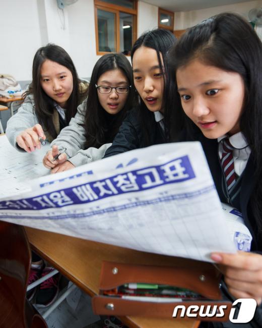 [사진]배치참고표 확인하는 수험생들