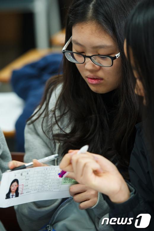 [사진]가채점 점수 확인하는 수험생들
