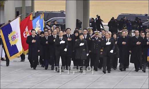 [사진]현충원 참배하는 박근혜 대통령