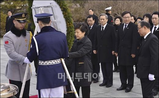[사진]박근혜 대통령, 취임 첫 일정으로 현충원 참배