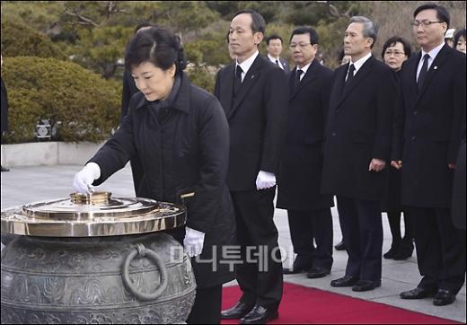 [사진]현충원 참배하는 박근혜 대통령