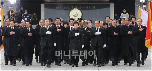 [사진]현충원 참배 마친 박근혜 대통령
