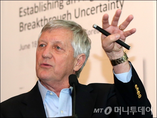 [사진]키플랫폼 에너지 분과 강의하는 제임스 스위니