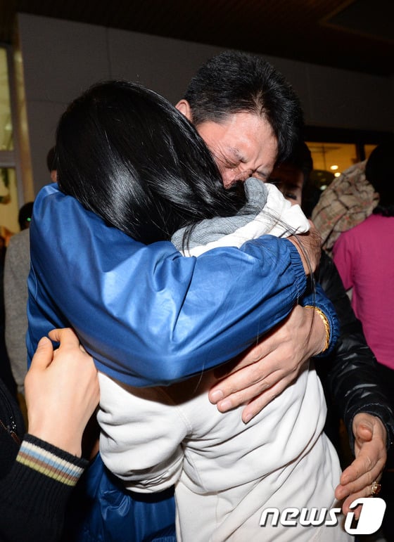 [사진]진도 여객선 생존학생, 부모 품으로 '내 딸아...'