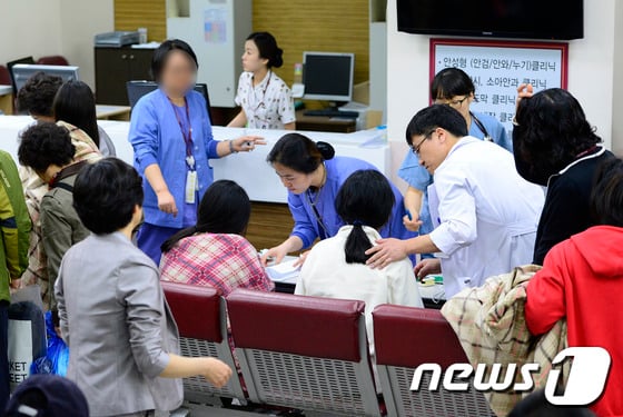 [사진]안산으로 돌아온 여객선 침몰 생존 학생들, 현재 치료중