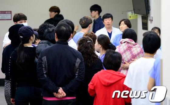 [사진]돌아온 생존 학생들 '지켜보는 가족들'