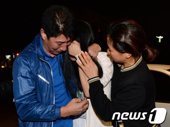 [사진]돌아온 여객선 침몰 사고 생존자 '아빠의 눈물'