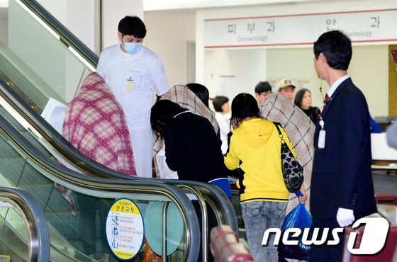 [사진]병실로 이동하는 진도 여객선 생존자들