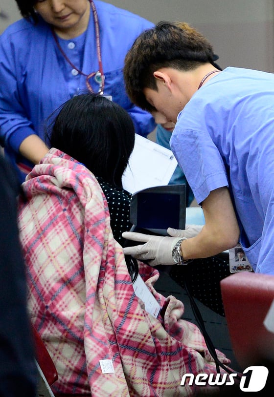 [사진]진도 여객선 침몰 사고 구조된 학생들 '치료중'