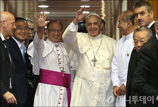 [사진]작별 인사하는 프란치스코 교황