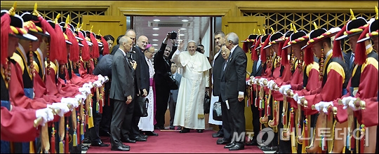 [사진]프란치스코 교황, 바티칸으로 출국